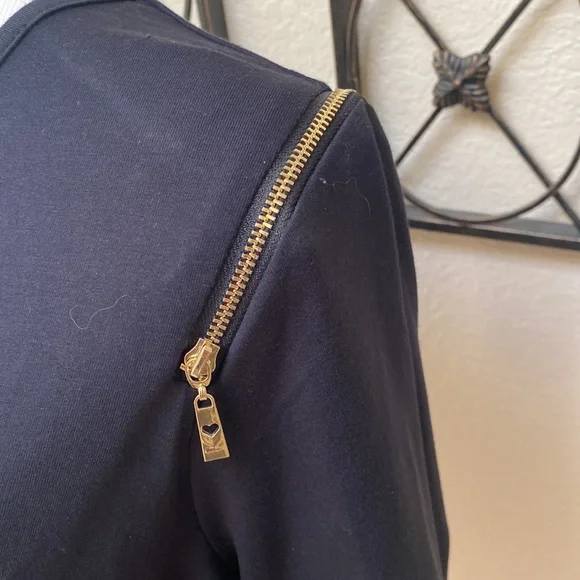 Belle Brand Black Top With Zipper Accent - Picture 2 of 3